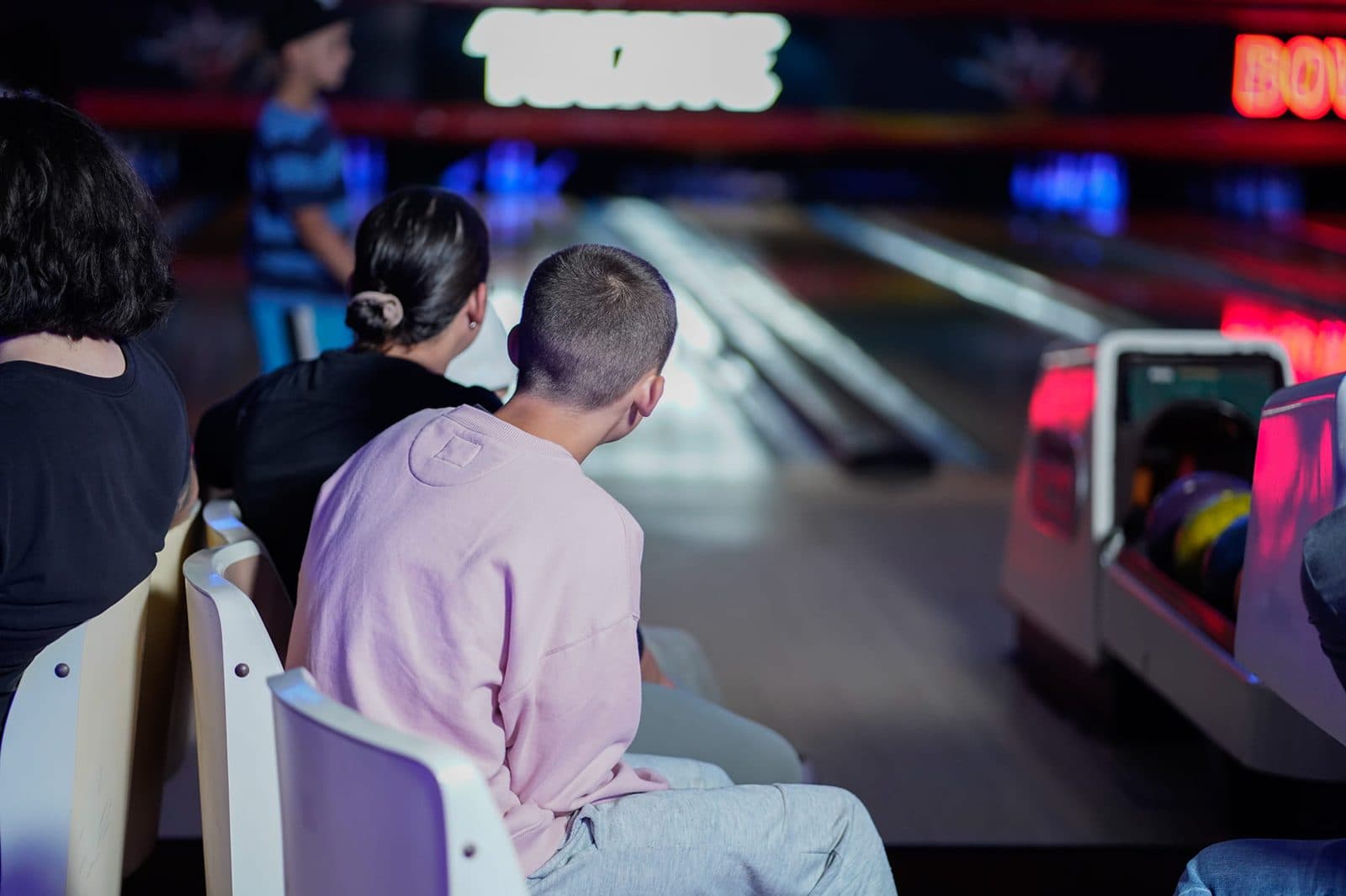 Clientes jugando en las pistas de Bowl2000